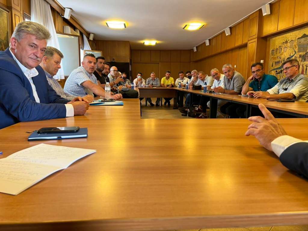 Υπουργείο Αγροτικής Ανάπτυξης και Τροφίμων: Συνάντηση για το επιτραπέζιο σταφύλι και την μαύρη Κορινθιακή σταφίδα με τον Υπουργό Αγροτικής Ανάπτυξης Γιωργο Γεωργαντά και τον Πρόεδρο του ΕΛΓΑ Ανδρέα Λυκουρέντζο - ΚΟΡΙΝΘΙΑ