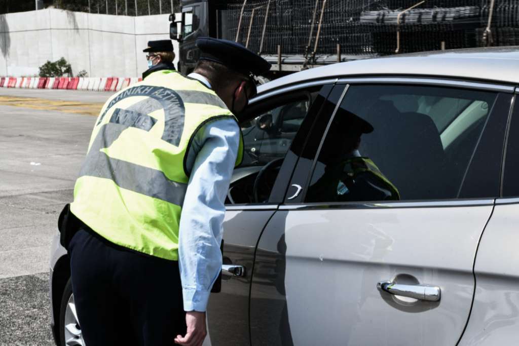 Κίνηση και έλεγχοι από την Αστυνομία στα διόδια της Ελευσίνας, την Μεγ. Πέμπτη 29 Απριλίου 2021.
(EUROKINISSI/ΤΑΤΙΑΝΑ ΜΠΟΛΑΡΗ)