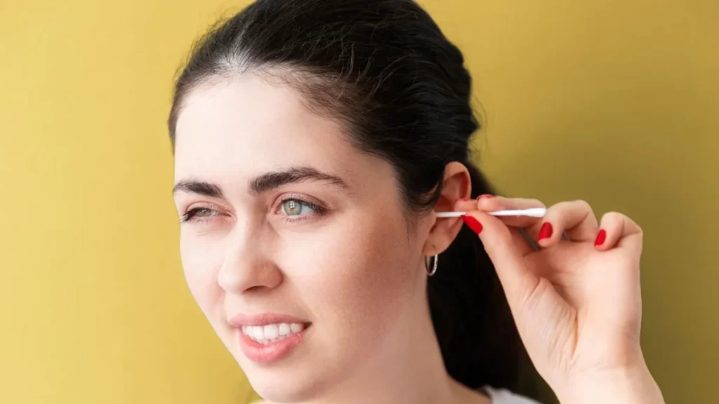 Καθαρισμός αυτιών: 3 ασφαλείς τρόποι να τα καθαρίσετε στο σπίτι χωρίς τη χρήση μπατονέτας - ΥΓΕΙΑ