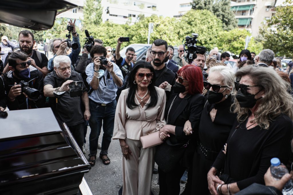 Μάρθα Καραγιάννη: Θλίψη και συγκίνηση στην κηδεία της μεγάλης σταρ του ελληνικού κινηματογράφου - ΕΛΛΑΔΑ