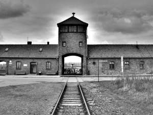 Σαν σήμερα: Αρχίζουν πειραματικά στο Άουσβιτς οι εκτελέσεις Εβραίων με θανατηφόρα αέρια - ΔΙΕΘΝΗ
