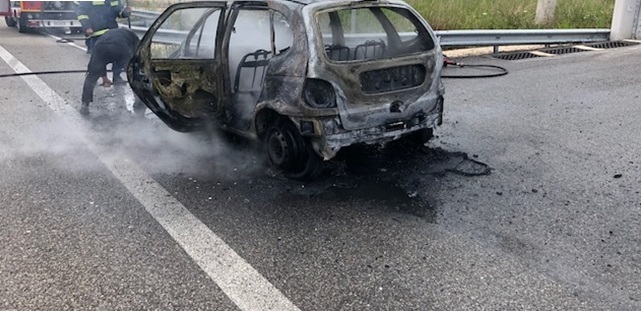 Ολοσχερώς κάηκε το αυτοκίνητο στα διόδια του Ισθμού - ΚΟΡΙΝΘΙΑ