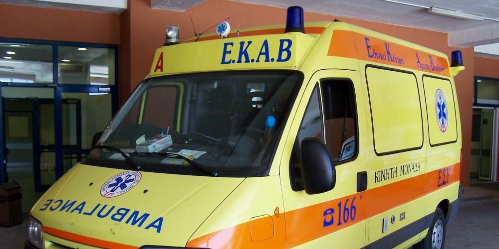 Αγρίνιο: Ασθενοφόρο πήγε να παραλάβει τραυματία και...δεν έπαιρνε μπροστά - Έσπρωχναν πολίτες και αστυνομικοί - ΕΛΛΑΔΑ