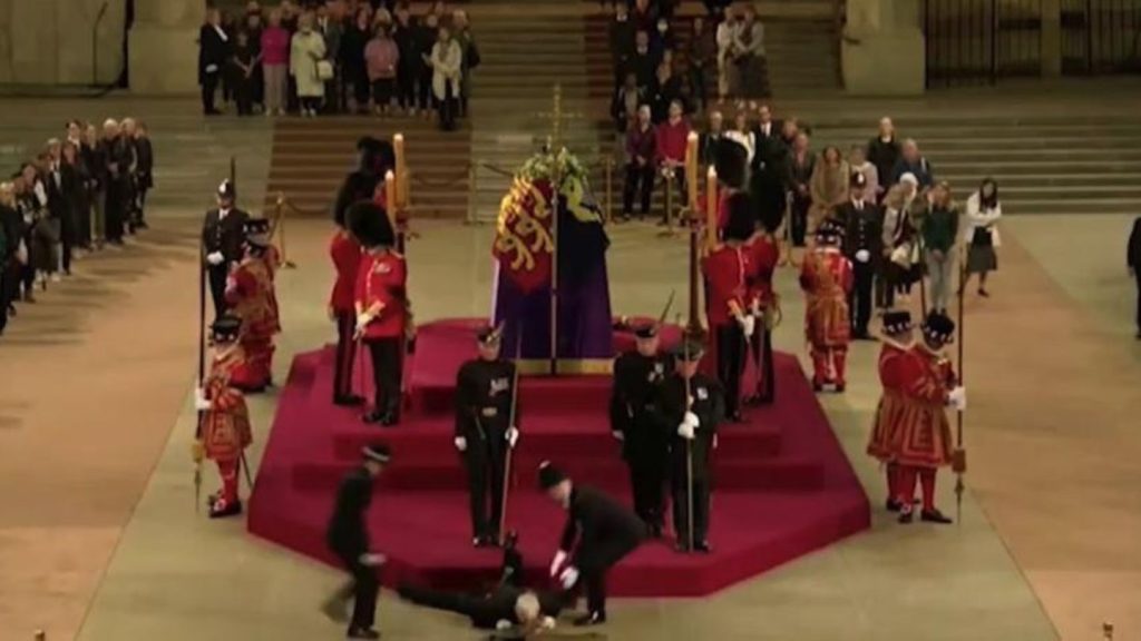 Βασίλισσα Ελισάβετ: Φρουρός λιποθυμά μπροστά από το φέρετρό της - Το σοκαριστικό βίντεο - ΔΙΕΘΝΗ