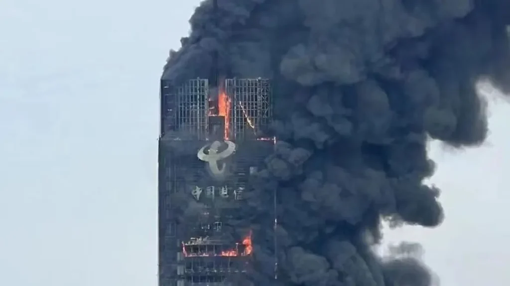 Κίνα: Πύρινη κόλαση σε ουρανοξύστη - Βίντεο που κόβουν την ανάσα - ΔΙΕΘΝΗ