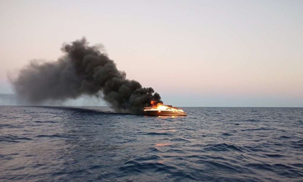 Κεφαλονιά: Σκάφος πήρε φωτιά και βυθίστηκε - Σώοι οι δύο επιβαίνοντες - ΕΛΛΑΔΑ