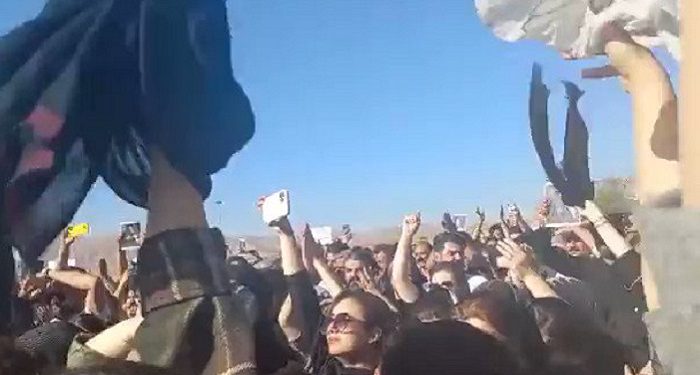 Ιράν: Γυναίκες καίνε τις μαντίλες τους και κόβουν τα μαλλιά τους στις διαδηλώσεις για τον θάνατο της 22χρονης Μαχσά Αμινί - ΔΙΕΘΝΗ
