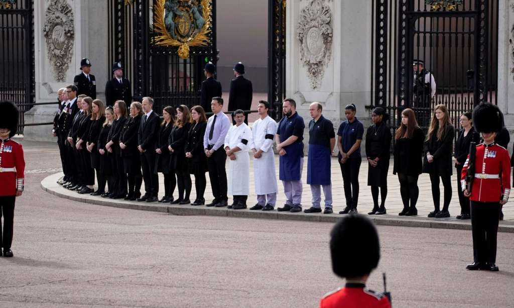 Κηδεία βασίλισσας Ελισάβετ: Η τελευταία υπόκλιση του προσωπικού του Μπάκιγχαμ έξω από το παλάτι - ΔΙΕΘΝΗ