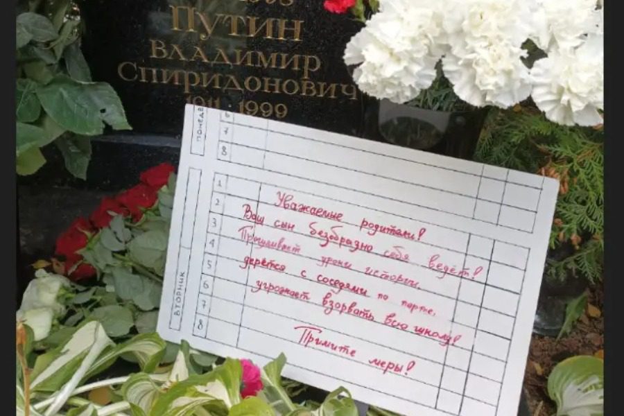 Βλαντιμίρ Πούτιν: Ακτιβιστές άφησαν σημείωμα στους τάφους των γονιών του, ζητώντας τους να τον...συμμαζέψουν - ΔΙΕΘΝΗ
