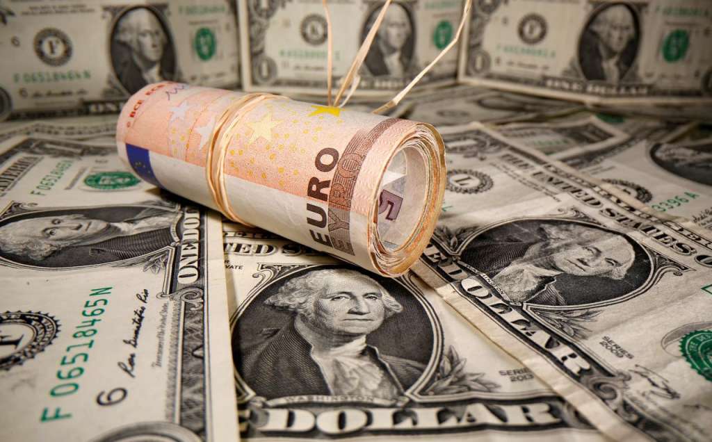 «Σοκ» για το Ευρώ: Η ισοτιμία υποχωρεί σε χαμηλό 20ετίας έναντι του δολαρίου - ΕΛΛΑΔΑ