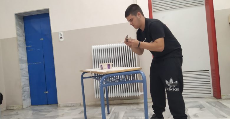 Λάρισα: Αυτός είναι ο μαθητής του ΕΠΑΛ Τυρνάβου που έγινε viral – Στα διαλείμματα επισκευάζει τα θρανία - ΕΛΛΑΔΑ