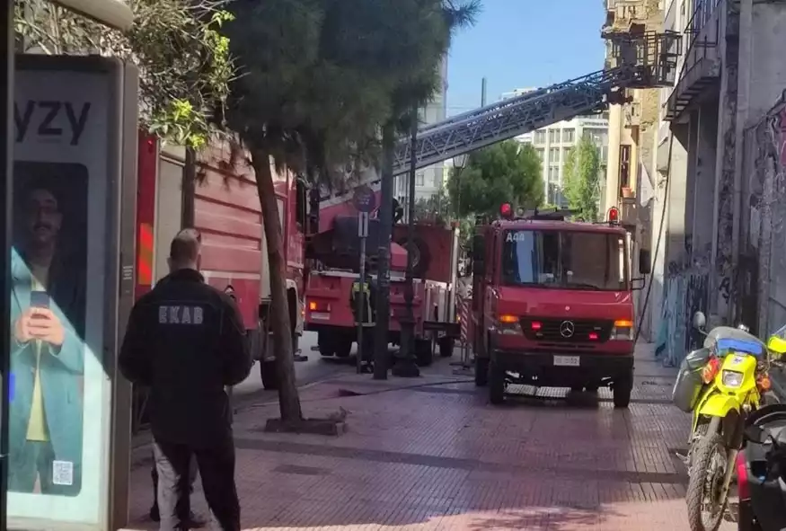 Φωτιά τώρα σε κτίριο στο κέντρο της Αθήνας - ΕΛΛΑΔΑ