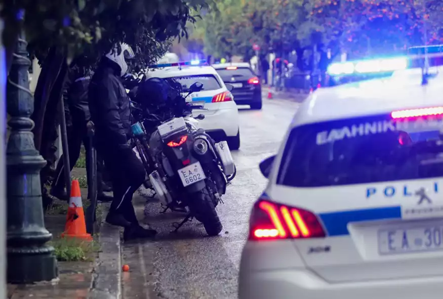 Χαμός σε καφετέρια στην Αθήνα: Άγρια επίθεση σε υπαλλήλους, τους πέταξαν μέχρι και τραπέζι - Βίντεο ντοκουμέντο - ΕΛΛΑΔΑ