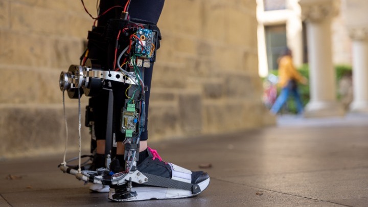 Εξωσκελετική "μπότα-ρομπότ" βοηθάει το περπάτημα ανθρώπων με κινητικά προβλήματα - ΕΠΙΣΤΗΜΗ