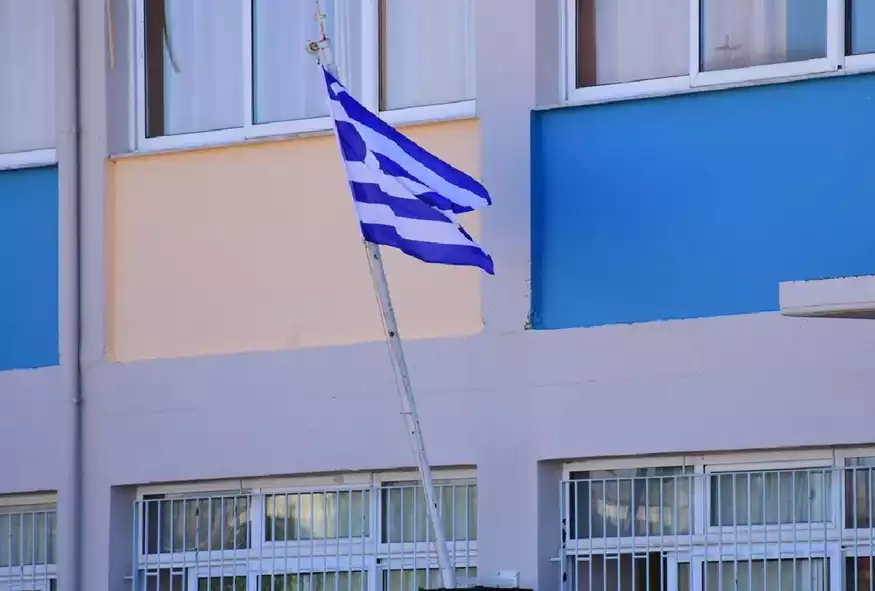 Μαγνησία: Κατέβασαν και έσκισαν την ελληνική σημαία από νηπιαγωγείο - ΕΛΛΑΔΑ