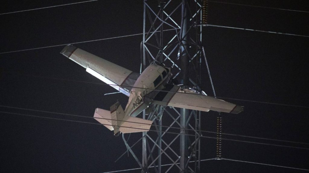 ΗΠΑ: Αεροπλάνο συνετρίβη σε πυλώνα του ηλεκτρικού ρεύματος [βίντεο] - ΔΙΕΘΝΗ