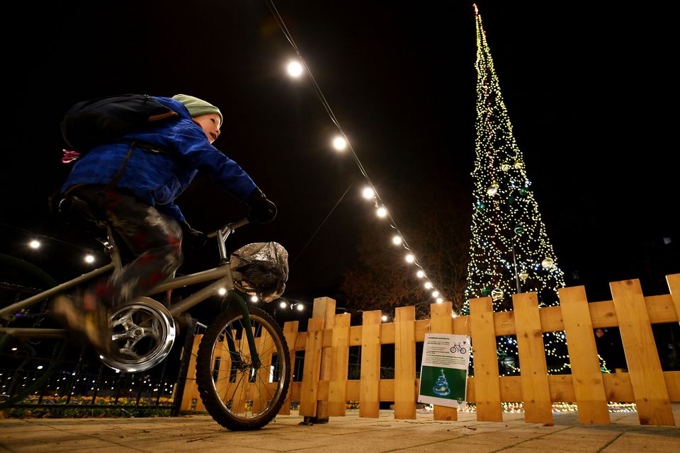 Οι πολίτες κάνουν ποδήλατο για να ανάψουν τα φώτα χριστουγεννιάτικου δένδρου στη Βουδαπέστη - ΔΙΕΘΝΗ