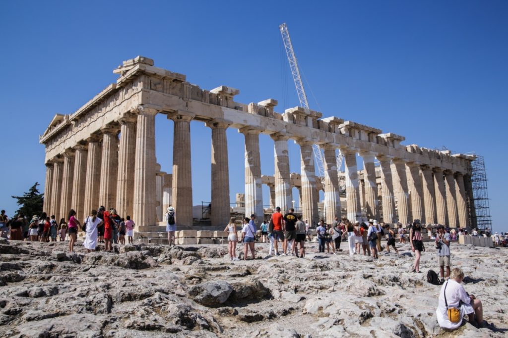 Guardian για Αθήνα: Απειλή για την πολιτιστική κληρονομιά ο υπερτουρισμός - ΕΛΛΑΔΑ