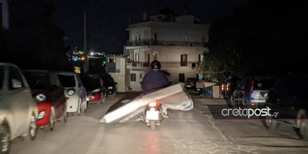 Απίστευτο περιστατικό στην Κρήτη: Οδηγός μετέφερε διπλό στρώμα με το μηχανάκι - ΠΕΡΙΕΡΓΑ
