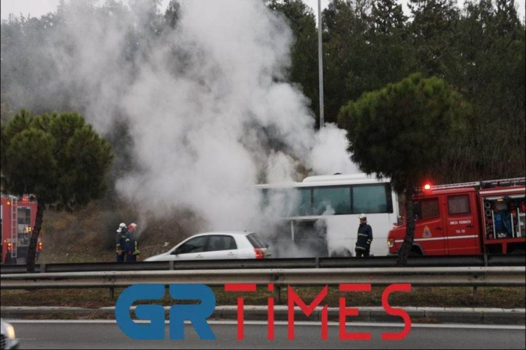 Συναγερμός στη Θεσσαλονίκη: Φωτιά σε σχολικό λεωφορείο - Απομακρύνθηκαν τα παιδιά - ΕΛΛΑΔΑ