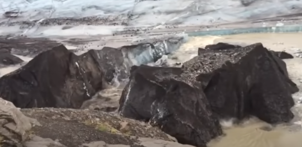 Ισλανδία: Αποκολλήθηκε τεράστιο κομμάτι μαύρου πάγου από παγετώνα 10.000 ετών - ΔΙΕΘΝΗ