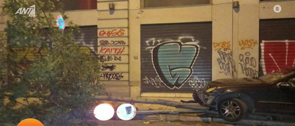 Απίστευτο τροχαίο: Αυτοκίνητο «ξερίζωσε» δέντρο και πινακίδα στο κέντρο της Αθήνας - ΕΛΛΑΔΑ