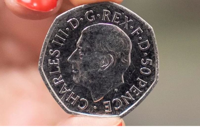 Βρετανία: Κυκλοφόρησαν τα πρώτα νομίσματα με το πορτρέτο του βασιλιά Καρόλου - ΔΙΕΘΝΗ
