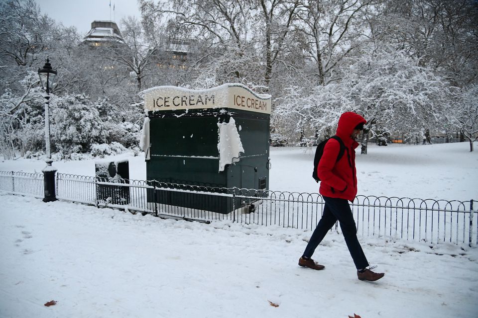 Βρετανία: Παρέλυσαν οι συγκοινωνίες λόγω του χιονιά - Εκατοντάδες επιβάτες «εγκλωβισμένοι» στο Χίθροου - ΕΛΛΑΔΑ
