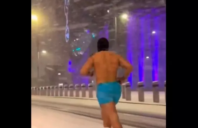 Παράνοια στη Βρετανία: Ημίγυμνος άνδρας κάνει τζόκινγκ στο χιονισμένο Λονδίνο [βίντεο] - ΔΙΕΘΝΗ