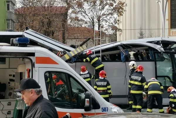 Δυστύχημα στη Ρουμανία: 18 ώρες φέρεται να ήταν στο τιμόνι ο οδηγός - Νέο βίντεο ντοκουμέντο από τη στιγμή που η σιδερένια μπάρα συνθλίβει το λεωφορείο - ΝΕΑ
