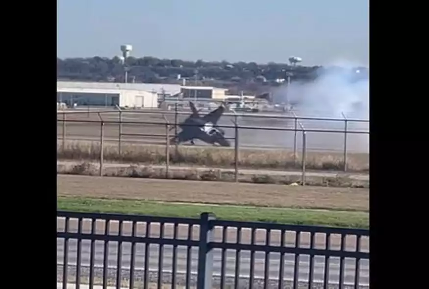 Προσγείωση-θρίλερ αεροσκάφους στο Τέξας: Εκτινάχθηκε ο πιλότος [δείτε βίντεο] - ΔΙΕΘΝΗ