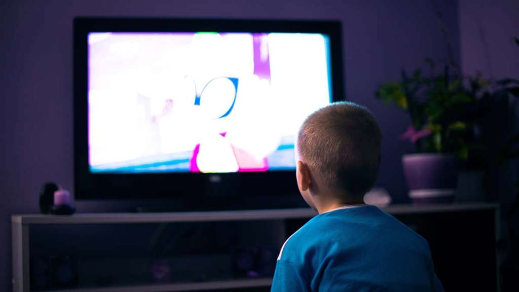 Εθισμοί: Επιρρεπή τα παιδιά που βλέπουν πολλή τηλεόραση – Πόσες ώρες τηλεθέασης αυξάνουν τον κίνδυνο - ΥΓΕΙΑ
