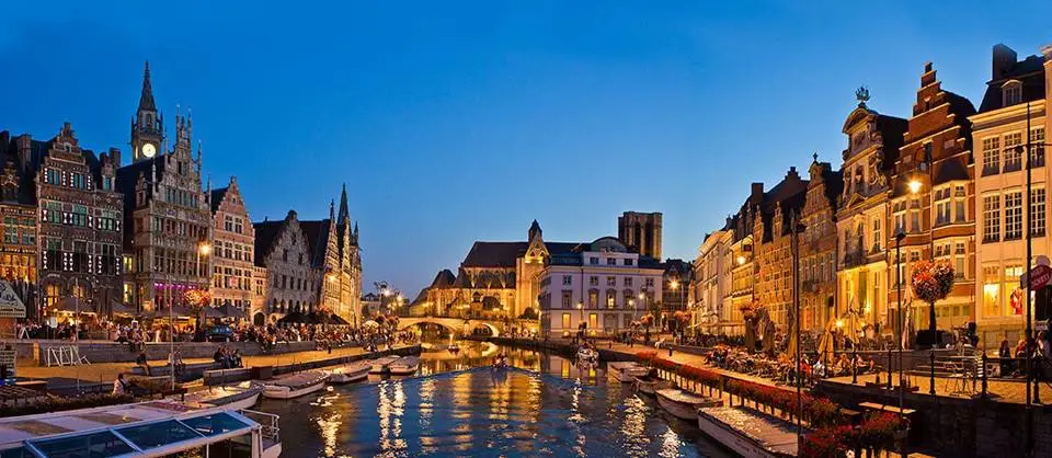 Η μεσαιωνική πόλη του Βελγίου που.. ζει και αναπνέει για τα Χριστούγεννα δεν έχει τίποτα να ζηλέψει από τη Βιέννη - ΕΛΛΑΔΑ