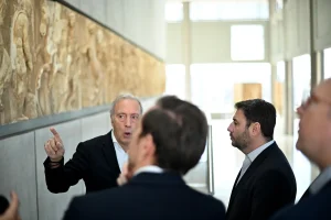 Νίκος Ανδρουλάκης: Είχε συνάντηση με τον πρόεδρο και τον γενικό διευθυντή του Μουσείου της Ακρόπολης - ΕΛΛΑΔΑ