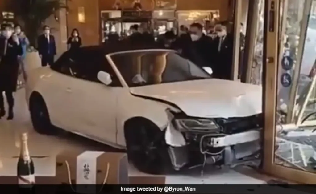 Κίνα: Δυσαρεστημένος πελάτης εισέβαλε με το αμάξι του σε ξενοδοχείο [βίντεο] - ΔΙΕΘΝΗ