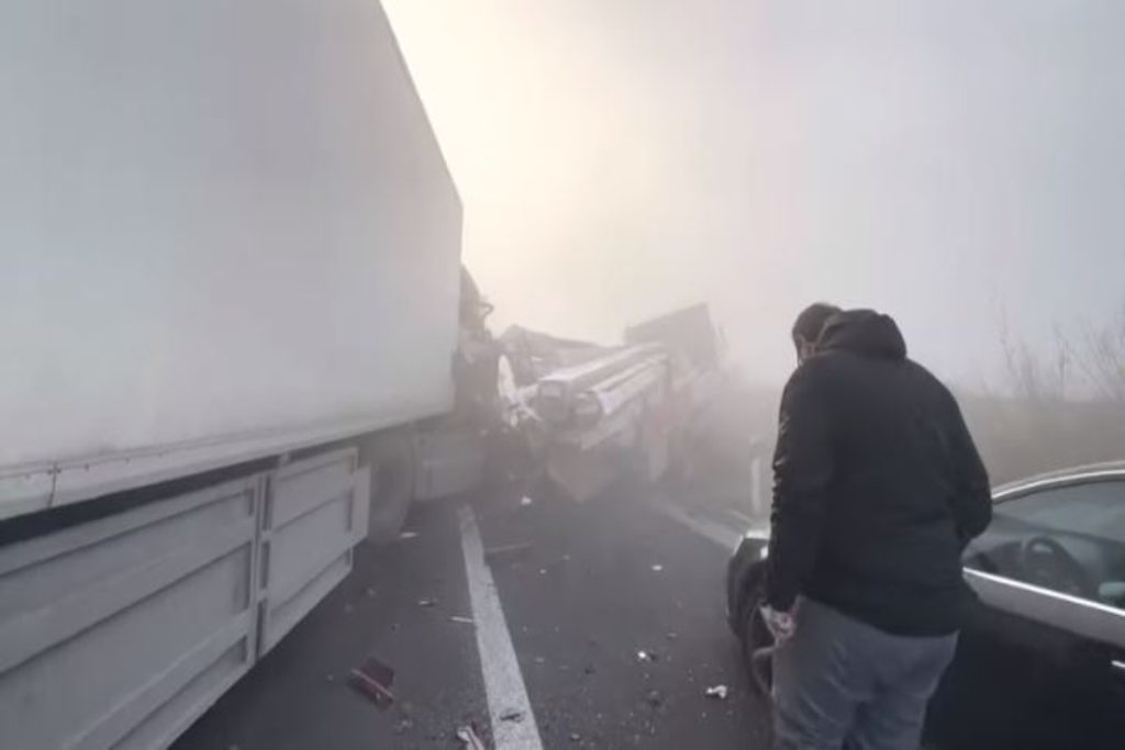 Εθνική Οδός: Η ομίχλη έσπειρε τον τρόμο – Σοκάρουν τα πλάνα από τις δύο καραμπόλες με αυτοκίνητα και φορτηγά [βίντεο] - ΕΛΛΑΔΑ