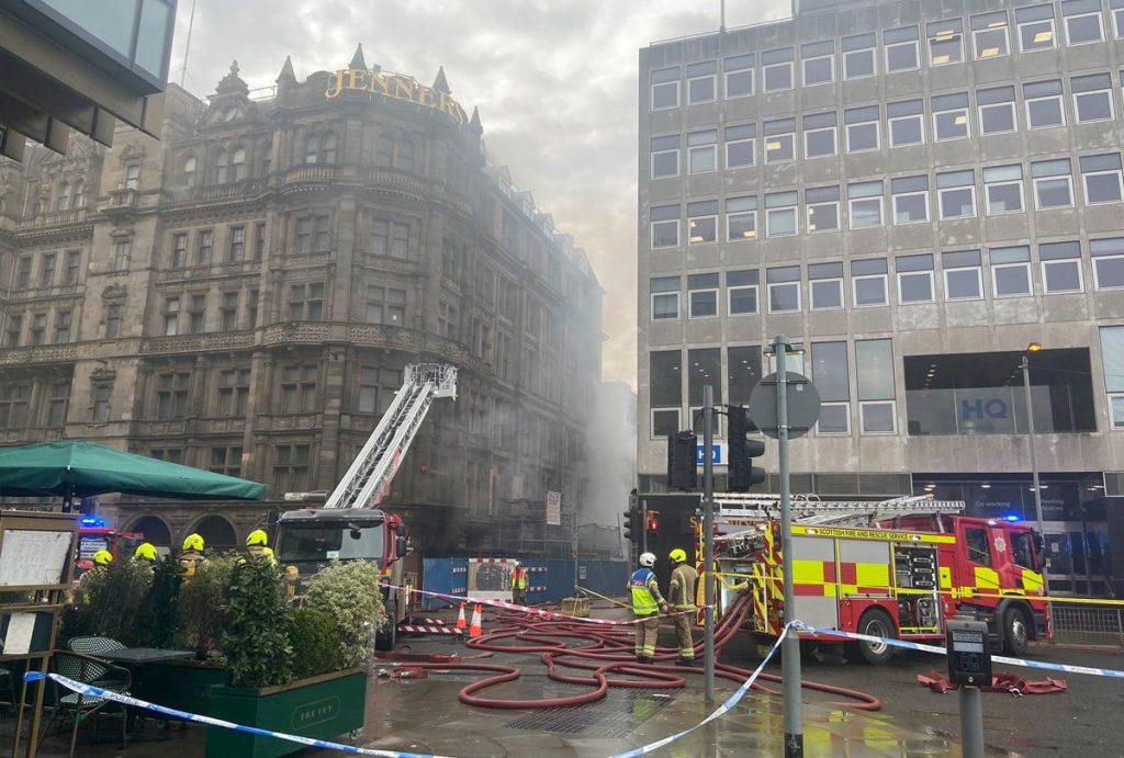 Συναγερμός στο Εδιμβούργο: Ιστορικό πολυκατάστημα τυλίχθηκε στις φλόγες - ΔΙΕΘΝΗ