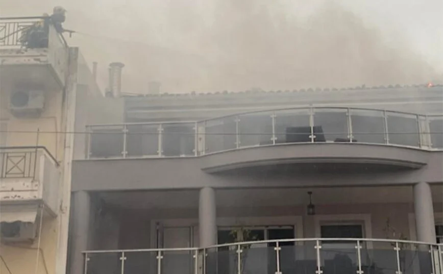 Καλαμάτα: Μεγάλη φωτιά από κεραυνό που χτύπησε τριώροφο σπίτι - ΠΕΛΟΠΟΝΝΗΣΟΣ