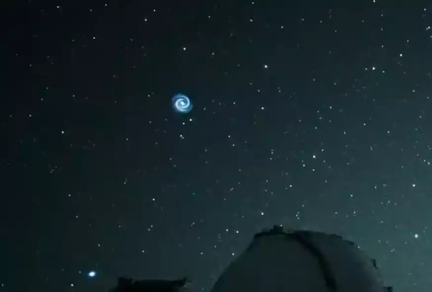 Απόκοσμο θέαμα στον ουρανό: Μπλε σπείρα εντοπίστηκε από διαστημικό τηλεσκόπιο - ΝΕΑ