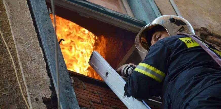 Φωτιά και έκρηξη σε σπίτι στον Πύργο – Εκσφενδονίστηκε πόρτα - ΔΥΤΙΚΗ ΕΛΛΑΔΑ