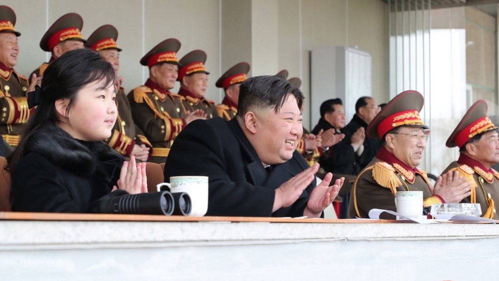 Βόρεια Κορέα: Σπάνια δημόσια εμφάνιση της κόρης του Κιμ Γιονγκ Ουν σε γήπεδο - ΝΕΑ