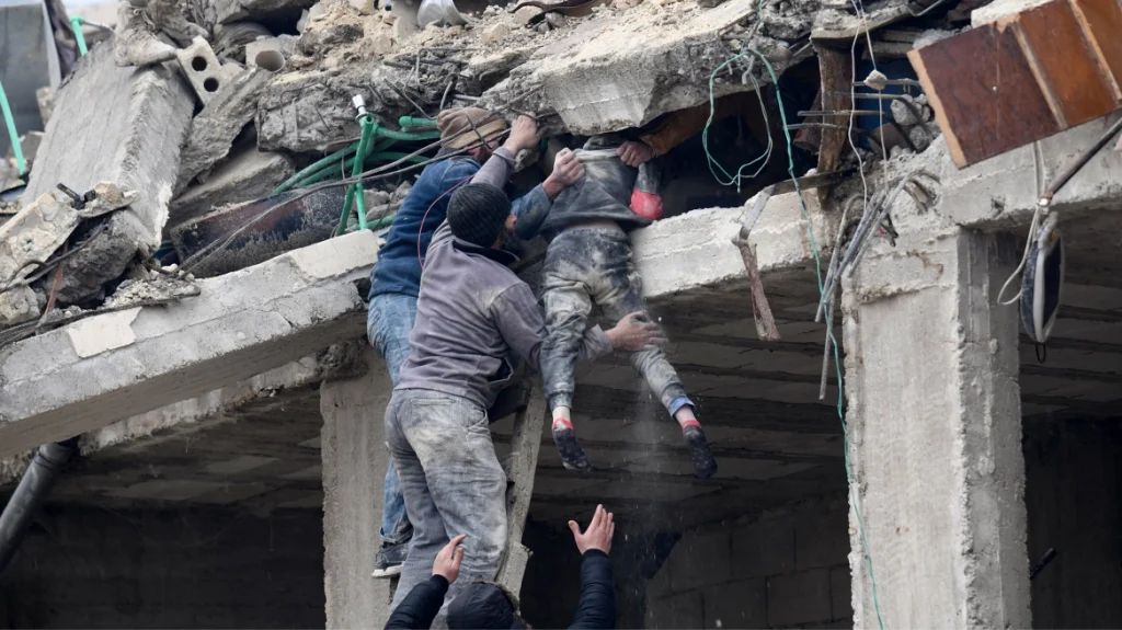 Σεισμοί σε Τουρκία - Συρία: «Αγώνας δρόμου» για τη διάσωση των εγκλωβισμένων - Στους 4.890 οι νεκροί - ΝΕΑ