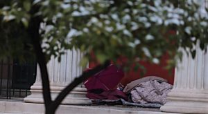 Θεσσαλονίκη: Κουβέρτες και τρόφιμα μοίρασε στους άστεγους η δημοτική αστυνομία - ΝΕΑ
