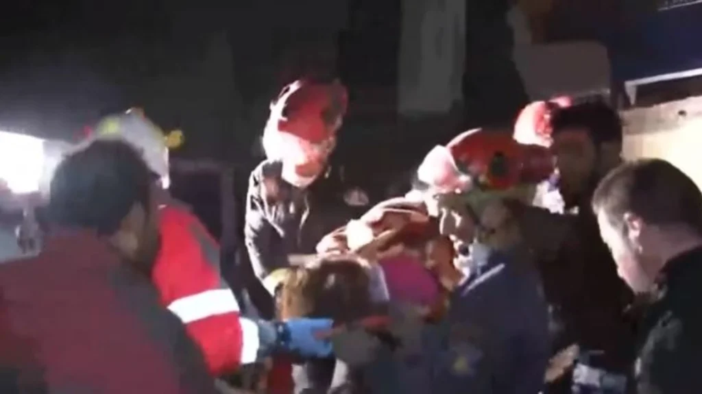 Σεισμός στην Τουρκία: Και τέταρτο παιδί εντόπισε η ελληνική ΕΜΑΚ - Εγκλωβίστηκε κάτω από το σώμα της μητέρας του, «αγώνας δρόμου» για να σωθεί - ΝΕΑ
