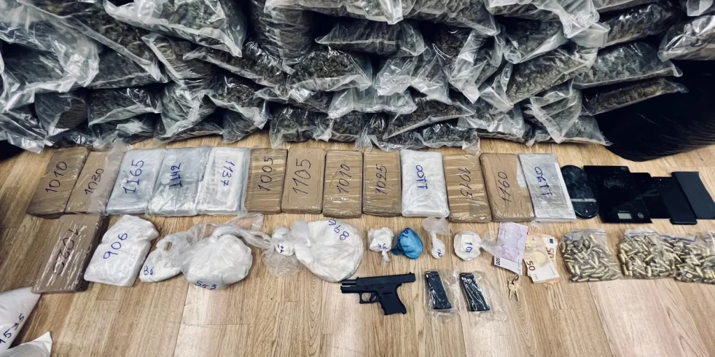 ΕΛ.ΑΣ.: Συνελήφθησαν 2 έμποροι ναρκωτικών στη Δυτική Αττική - ΝΕΑ