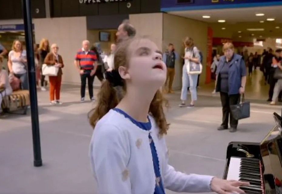 Βρετανία: 13χρονη τυφλή πιανίστα ερμηνεύει Σοπέν σε σταθμό τρένων και σκορπά συγκίνηση - ΝΕΑ