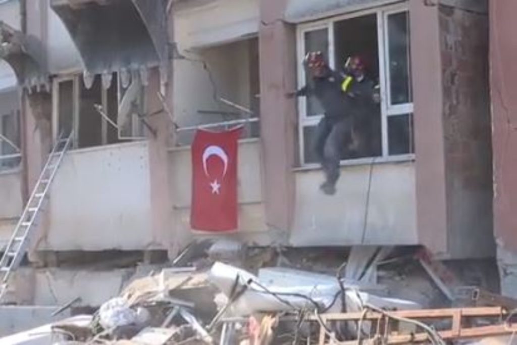 Σεισμός στην Τουρκία: Τρομακτική σκηνή – Η στιγμή που διασώστες στην Αντιόχεια πηδούν από το παράθυρο αμέσως μετά τον μετασεισμό [βίντεο] - ΝΕΑ