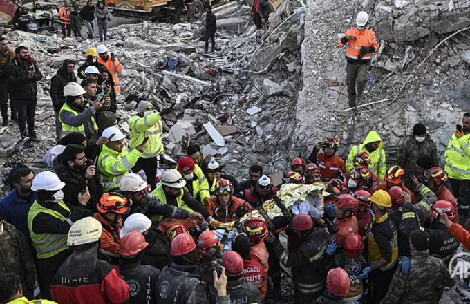 Σεισμός στην Τουρκία: Δύο γυναίκες βγήκαν ζωντανές μετά από 5 ημέρες - Πάνω από 24.000 έχουν χάσει τη ζωή τους - ΝΕΑ