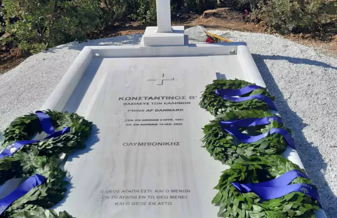 «Βασιλεύς των Ελλήνων»: Αυτό γράφει η επιγραφή στον τάφο του Κωνσταντίνου στο Τατόι - ΝΕΑ