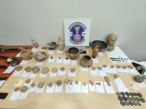 Συνελήφθησαν 3 άτομα για παράβαση του νόμου περί προστασίας των αρχαιοτήτων και εν γένει της πολιτιστικής κληρονομιάς στην περιοχή της Κορινθίας - ΝΕΑ